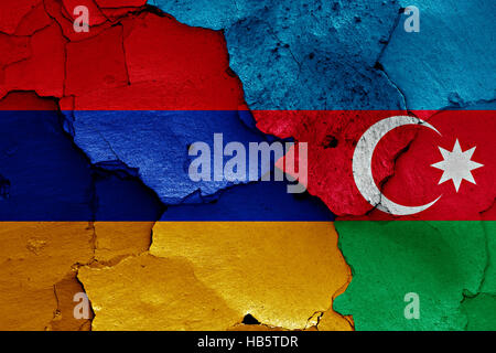 Bandiere di Armenia e Azerbaigian dipinta sulla parete incrinato Foto Stock