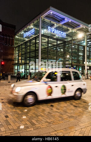 Taxi fuori la stazione di St. Pancras in London, England, Regno Unito Foto Stock