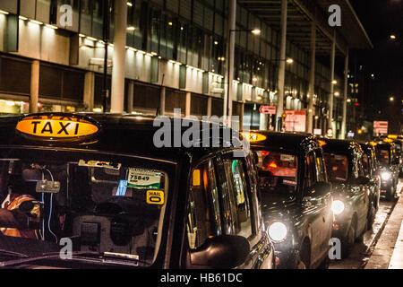 Taxi fuori la stazione di St. Pancras in London, England, Regno Unito Foto Stock