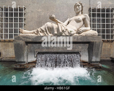 Statua di Dora a Torino Foto Stock