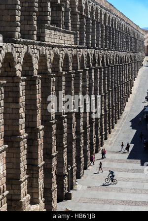 Looking along Segovia's 1st century Roman Aqueduct in the Plaza Azuguejo, Segovia, Spain Foto Stock