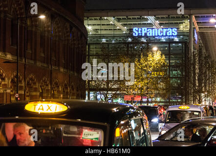 Taxi fuori la stazione di St. Pancras in London, England, Regno Unito Foto Stock