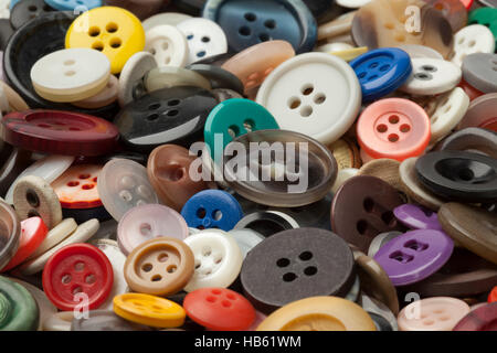 Raccolta di colorati pulsanti di cucitura telaio completo close up