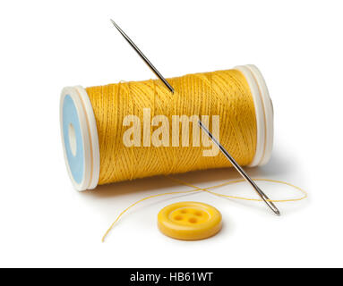 Bobina di giallo, ago e pulsante di cucitura su sfondo bianco Foto Stock