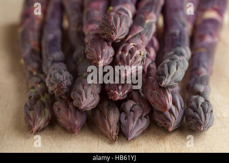 Cumulo di freschi Asparagi viola Foto Stock