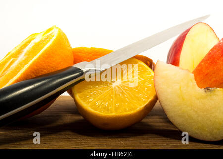 Frutta tagliata con un coltello Foto Stock