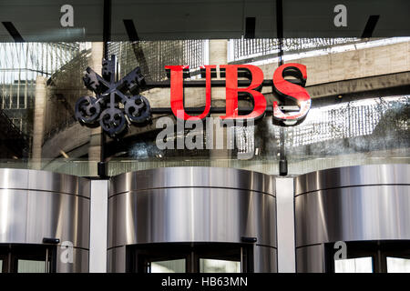 Segnaletica nella sede centrale della UBS a Broadgate Circle, Broadgate, City of London, Inghilterra, Regno Unito Foto Stock