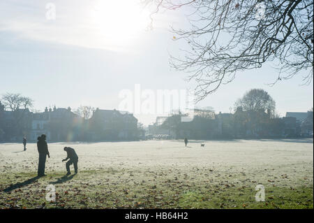 Mettere in pratica le arti marziali in un parco di Londra Foto Stock