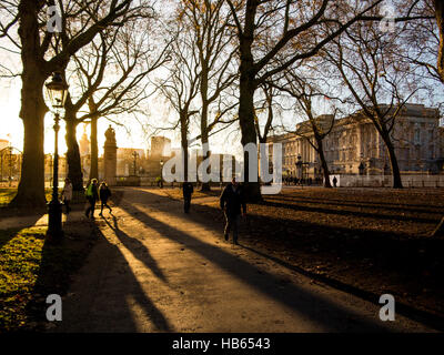 Lunghe ombre nel parco verde con Buckingham Palace Foto Stock