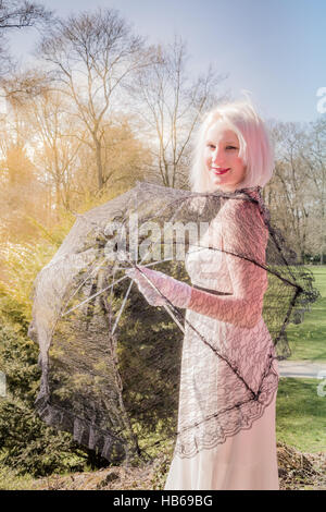 Donna con pizzo nero ombrello Foto Stock