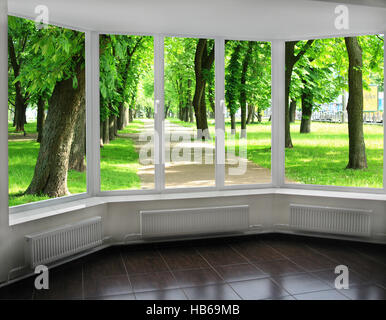 Finestre che si affacciano sul parco della città Foto Stock