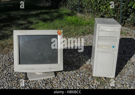 Vista del case del computer e il monitor del 90s Foto Stock