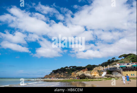 Una passeggiata lungo Olhos de Agua beach in Albufeira Algarve. Foto Stock