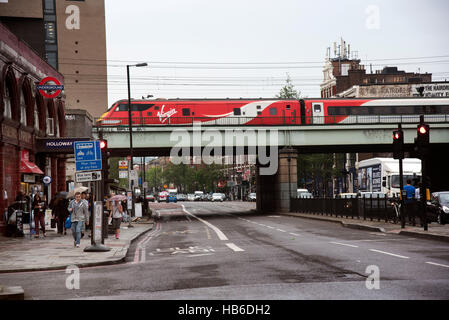 Holloway Road tube station ingresso treno vergine Foto Stock