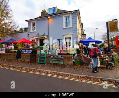 Oxford bracci Maddalena raffigurata sul giorno del pub mensile del mercato delle pulci, dotate di bancarelle vintage e un assortimento di bric-a-brac Foto Stock