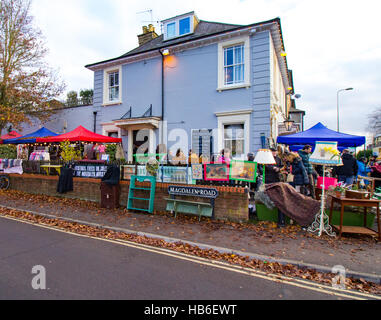 Oxford bracci Maddalena raffigurata sul giorno del pub mensile del mercato delle pulci, dotate di bancarelle vintage e un assortimento di bric-a-brac Foto Stock