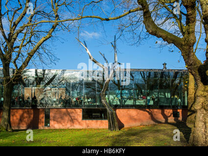 Struttura in metallo scultura (Untitled) da Anya Gallaccio, 2016. Whitworth Art Gallery, Whitworth Park, Manchester, Inghilterra, Regno Unito Foto Stock