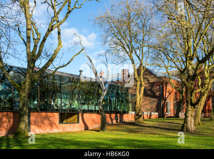 Struttura in metallo scultura (Untitled) da Anya Gallaccio, 2016. Whitworth Art Gallery, Whitworth Park, Manchester, Inghilterra, Regno Unito Foto Stock