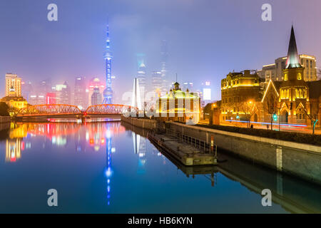 Vista sullo skyline di Shanghai dal fiume Suzhou Foto Stock