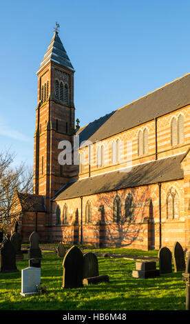 Chiesa di Santa Croce, Clayton, Manchester, Inghilterra, Regno Unito. Da William Butterfield, costruita nel 1863-66. Il Grade ii Listed. Foto Stock