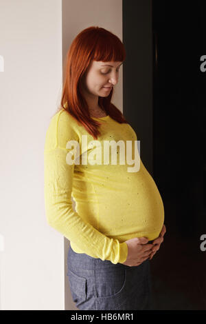 Ritratto di donna in stato di gravidanza Foto Stock