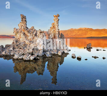 I valori erratici riflessa nell'acqua liscia Foto Stock