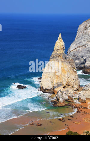 Bizzarro rock sulla piccola spiaggia Foto Stock