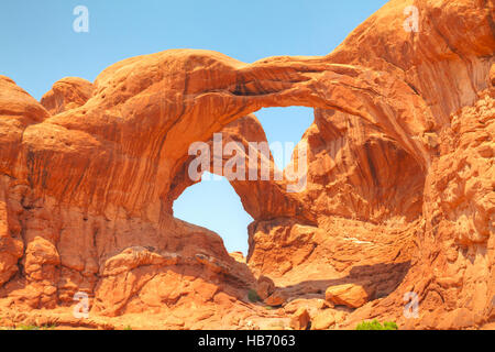 Il doppio arco presso il Parco Nazionale di Arches Foto Stock