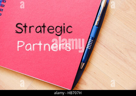 Partner strategici di scrivere su notebook Foto Stock