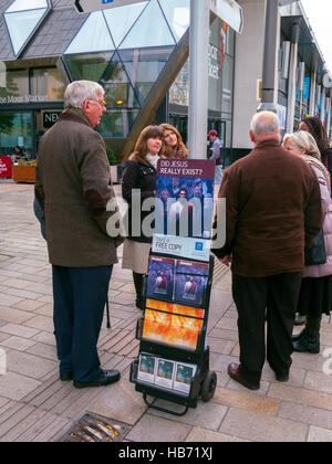 I Testimoni di Geova a parlare con i passanti, Sheffield Foto Stock