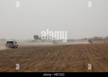Cars driving per il safari camp dopo la traversata delle dune in Dubai EMIRATI ARABI UNITI Foto Stock