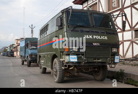 Carrello blindate del Jammu e Kashmir forza di polizia al di fuori del posto di polizia durante disordini civili in Srinagar, India Foto Stock