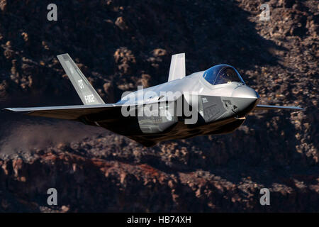 Lockheed Martin F-35un illuminazione II da 323 Squadrone olandese Royal Air Force, vola basso livello attraverso la transizione Jedi, Star Wars Canyon, il Parco Nazionale della Valle della Morte, California, Stati Uniti d'America Foto Stock