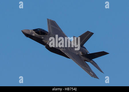 Lockheed Martin F-35C II Illuminazione (XE-105) dal Navy US VX-9 vampiri, vola attraverso la transizione Jedi, Star Wars Canyon, il Parco Nazionale della Valle della Morte, California, Stati Uniti d'America Foto Stock