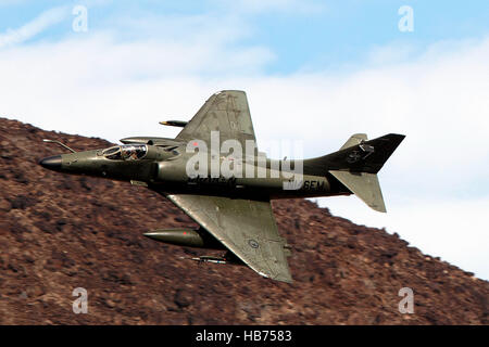 Un Draken azionato Douglas A-4K Skyhawk, vola basso livello attraverso la transizione Jedi, Star Wars Canyon, il Parco Nazionale della Valle della Morte, California, Stati Uniti d'America Foto Stock