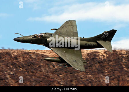 Un Draken azionato Douglas A-4K Skyhawk, vola basso livello attraverso la transizione Jedi, Star Wars Canyon, il Parco Nazionale della Valle della Morte, California, Stati Uniti d'America Foto Stock