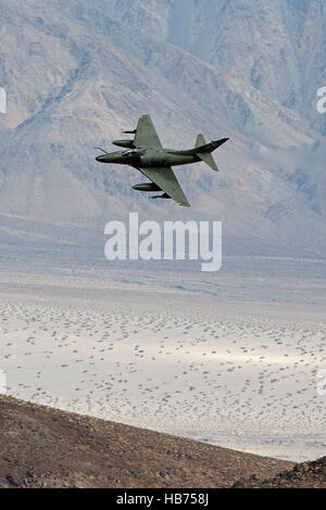 Un Draken azionato Douglas A-4K Skyhawk, vola basso livello attraverso la transizione Jedi, Star Wars Canyon, il Parco Nazionale della Valle della Morte, California, Stati Uniti d'America Foto Stock