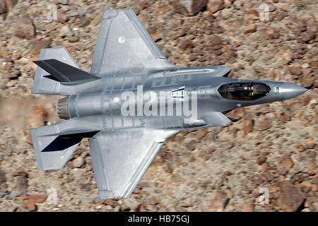 Lockheed Martin F-35un illuminazione II da 323 Squadrone olandese Royal Air Force, vola basso livello attraverso la transizione Jedi, Star Wars Canyon, il Parco Nazionale della Valle della Morte, California, Stati Uniti d'America Foto Stock
