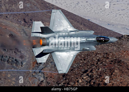 Lockheed Martin F-35un illuminazione II da 323 Squadrone olandese Royal Air Force, vola basso livello attraverso la transizione Jedi, Star Wars Canyon, il Parco Nazionale della Valle della Morte, California, Stati Uniti d'America Foto Stock