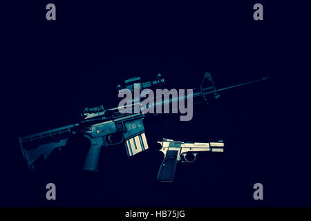 Smith e Wesson M&P15 Sport II con 9mm Browning Hi-Power Foto Stock