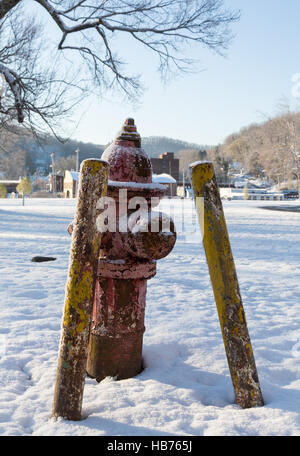 Vecchio rosso idrante di fuoco nella neve in inverno Foto Stock