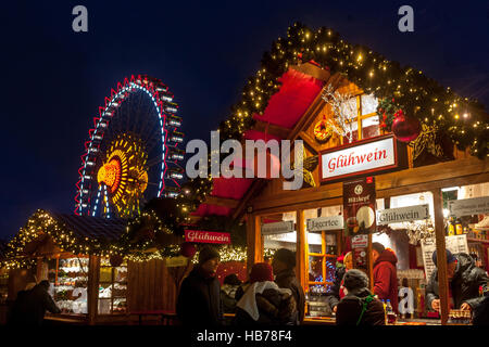 Mercato di Natale, Gluhwein, Alexanderplatz di Berlino, Germania Foto Stock