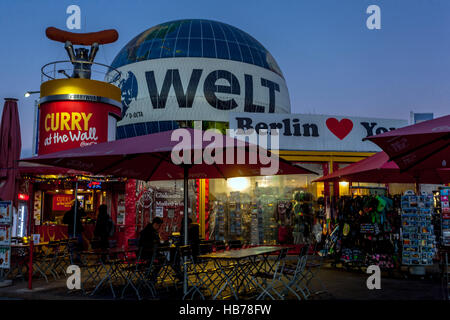 Curry al muro, Wurst fast food stall, Berlino, Germania Foto Stock