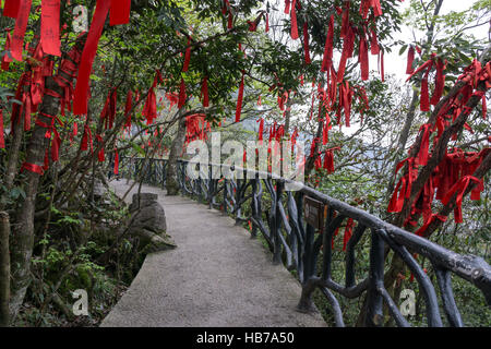 Nastri di rosso lungo tianmen mountain Foto Stock