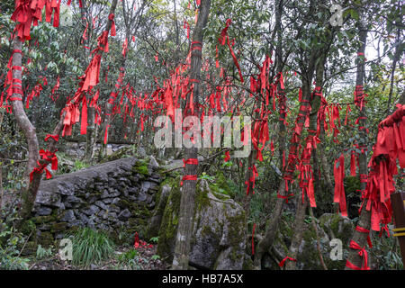 Nastri di rosso lungo tianmen mountain Foto Stock