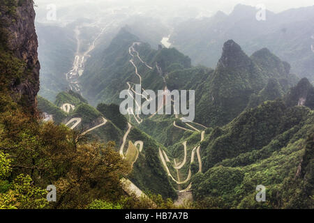 Tianmen mountain strada tortuosa Foto Stock