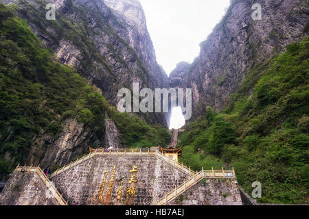 Tianmen grotta, carattere cinese tianmen al di sotto di Foto Stock