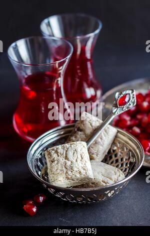 Tè turco nel tradizionale tulip bicchieri sulla tavola di street cafe Foto  stock - Alamy