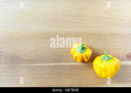 Giallo Scotch Bonnet il peperoncino su una tavola di legno Foto Stock