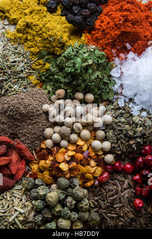 Abbondanza di diverso colore spezie Foto Stock